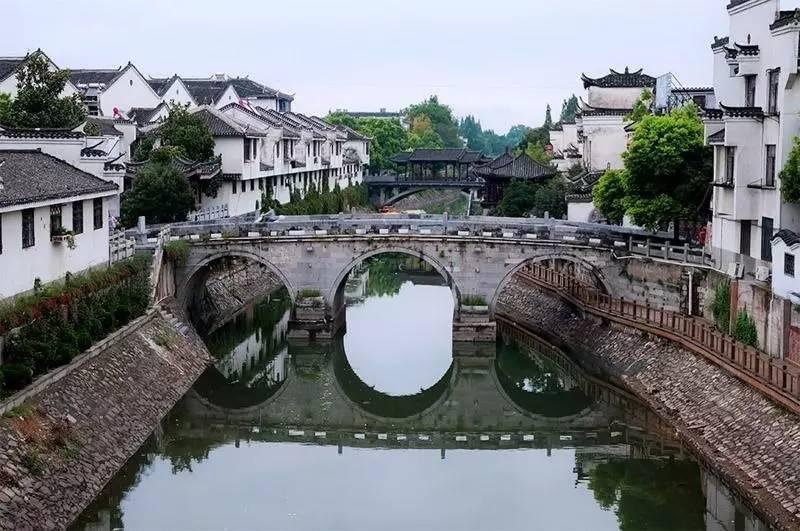 匆忙离开